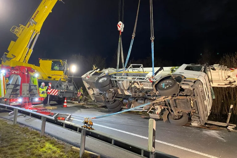 Risch Rotkreuz ZG - Aufwendige Bergungsarbeiten nach Selbstunfall
