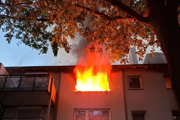 Lehrte – Wohnung in Mehrfamilienhaus brennt komplett aus