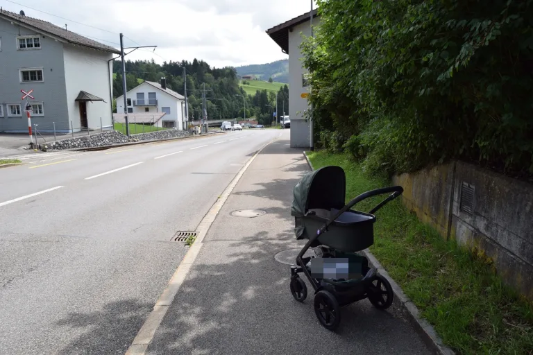 Zwei Unfälle in Teufen AR -  Kleinkind aus dem Kinderwagen gefallen 