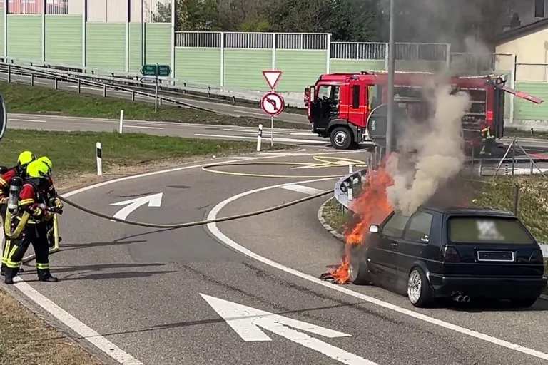 Lachen SZ – PW auf Autobahnausfahrt in Brand geraten