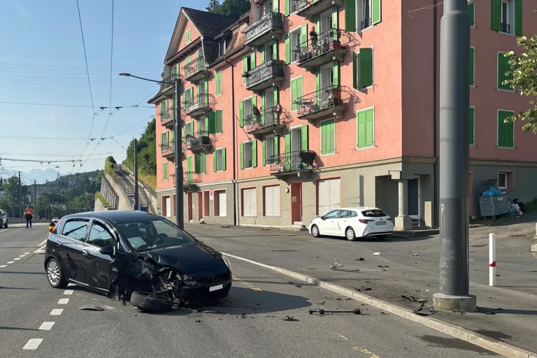 Luzern LU – Autofahrer prallt gegen Kandelaber