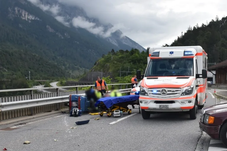 Unfall in Domat/Ems GR - Automobilistin kollidiert mit Motorradfahrer