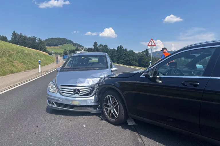 Unfall in St.Gallenkappel SG – Sonne blendet Lenker