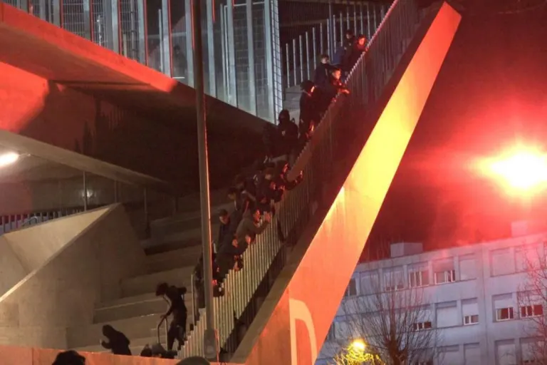 Lausanne VD - Täter eines Böllerwurfs bei Fussballspiel festgenommen