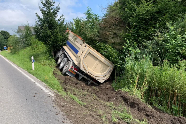 Rothenburg LU – Lastwagen kommt von Strasse ab und fährt in Böschung