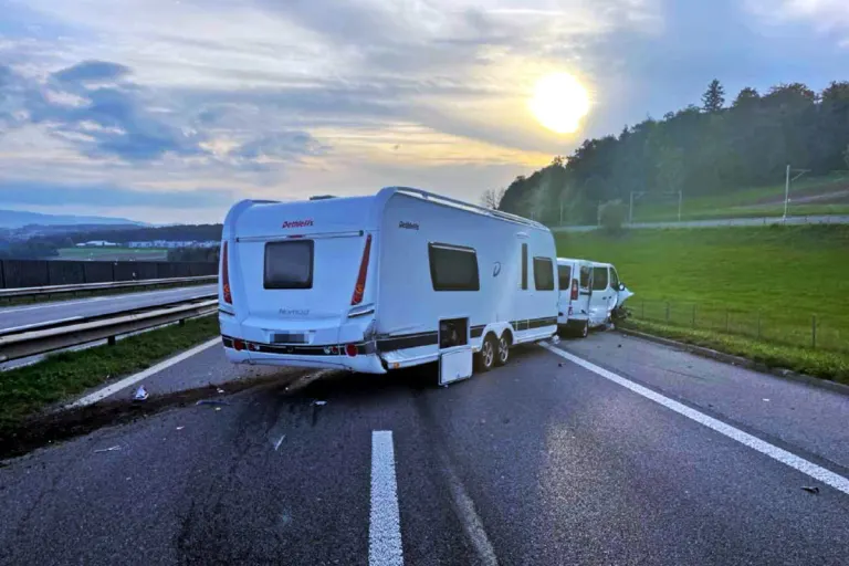 A12 bei Matran – Lieferwagen mit Wohnwagen auf der Autobahn mehrfach in die Leitplanken geprallt