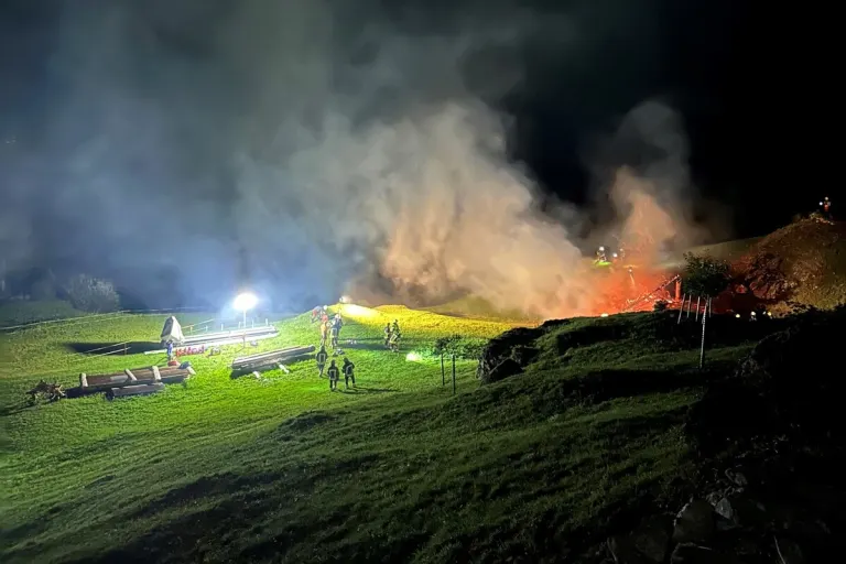 Silenen UR - Feuer zerstört einen Stall 