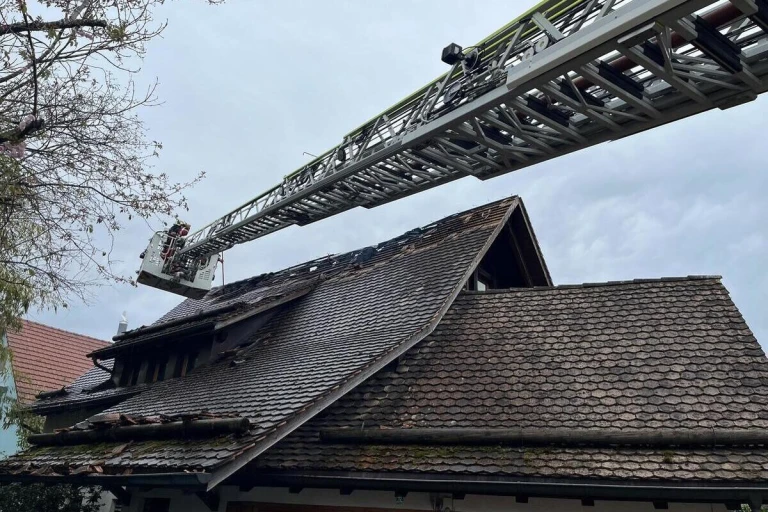 Männedorf ZH - Audorfstrasse wegen Brand gesperrt