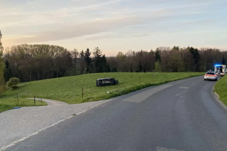 Montagny FR - Autolenkerin verliert Kontrolle über Auto und verunfallt