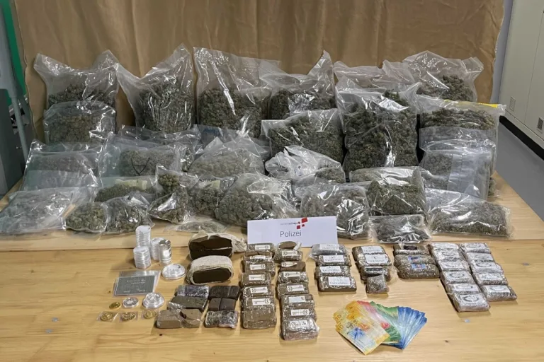 Bezirk Höfe SZ - Über 18 Kilo Cannabis sichergestellt