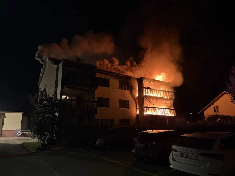 Erlinsbach AG – Balkonbrand greift auf ganzes Dach über