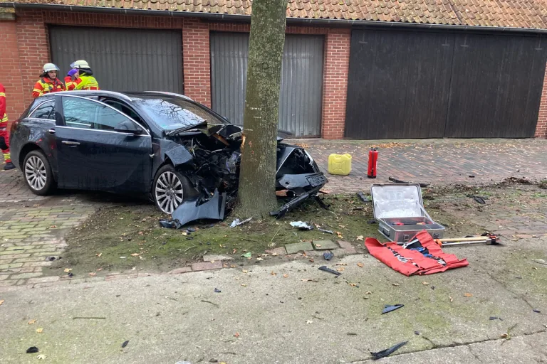 Minden NW – Autofahrer bei Unfall in Minderheide lebensgefährlich verletzt