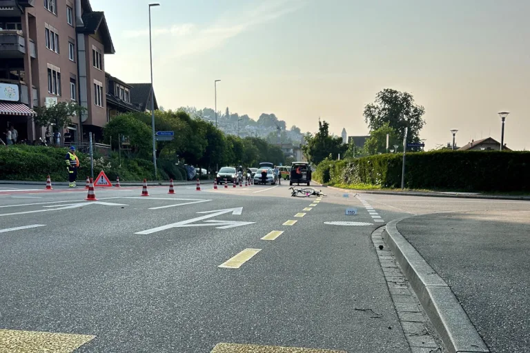 Richterswil ZH – Velofahrer bei Unfall von Auto erfasst und schwer verletzt