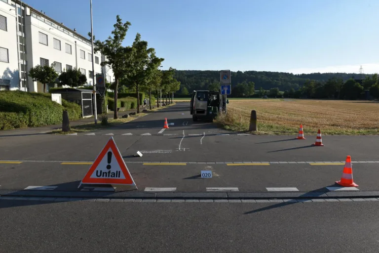 Dübendorf ZH – Velolenker bei Kollision mit Lieferwagen verletzt