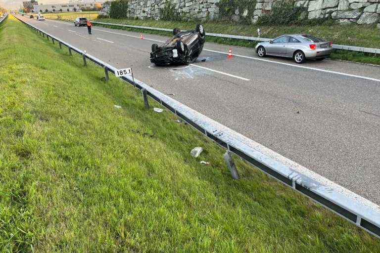 Au SG - Spektakulärer Selbstunfall auf Autobahn endet glimpflich