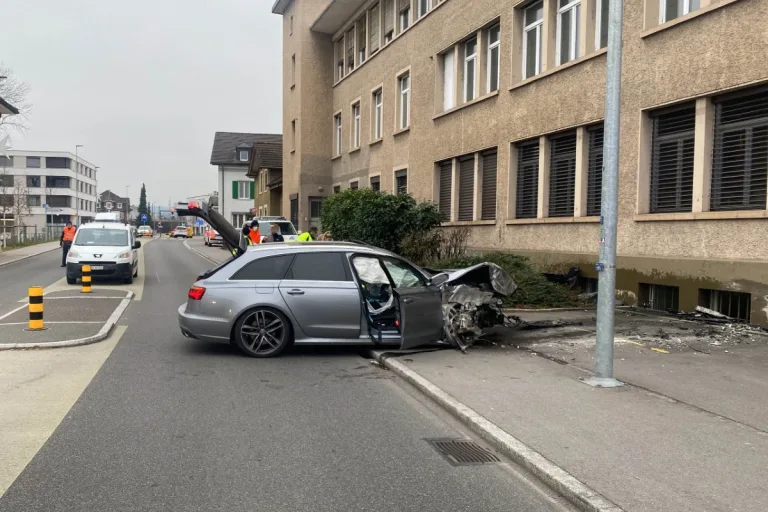 Suhr AG -  Stark beschleunigt und Kontrolle über Audi verloren