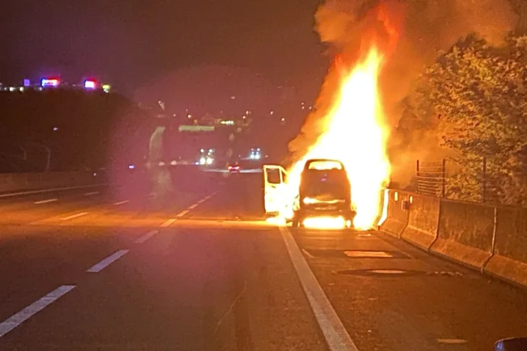 Augst BL - Zwei Fahrzeuge auf der A2 ausgebrannt