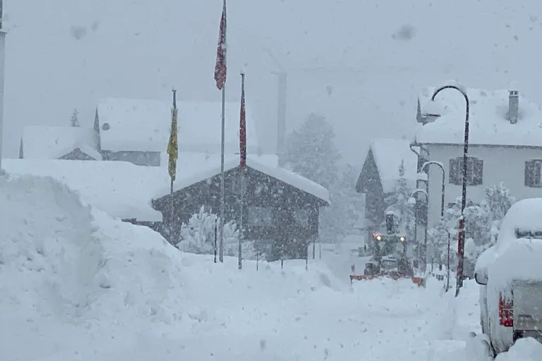 Warnung - Starker Schneefall hat eingesetzt - Verkehrsprobleme zu erwarten