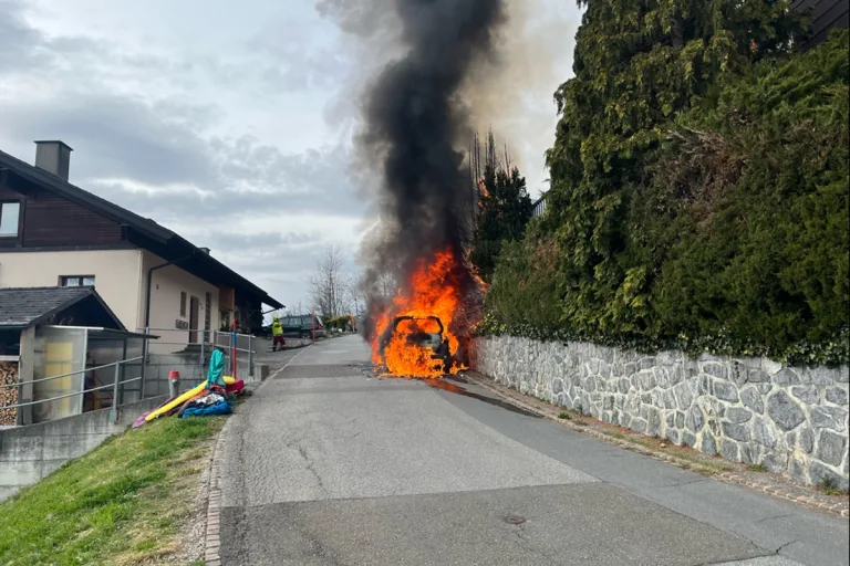 Triesenberg FL - Auto geht in Flammen auf