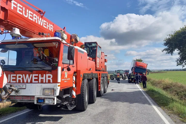 Ludweis-Aigen NÖ – Feuerwehr birgt 15-Tonnen-Lastwagen mit Eiern