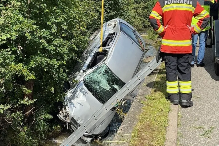 Welschenrohr SO - Auto stürzt bei Unfall in die Dünnern