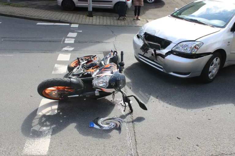 Bergisch Gladbach – Fahrerin übersieht Motorrad beim Abbiegen