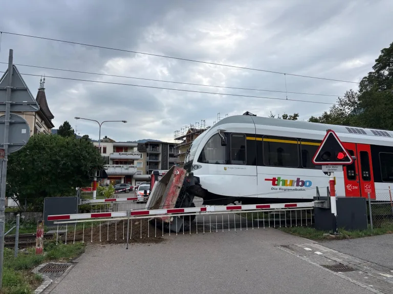 Neu St.Johann SG – Zug erfasst landwirtschaftliches Fahrzeug