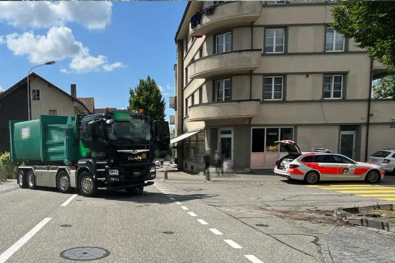 Langendorf SO – Lastwagen prallt bei Unfall in Baum