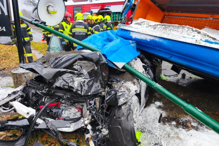 Tödlicher Unfall in Tillmitsch ST – Lkw kippt auf Pkw