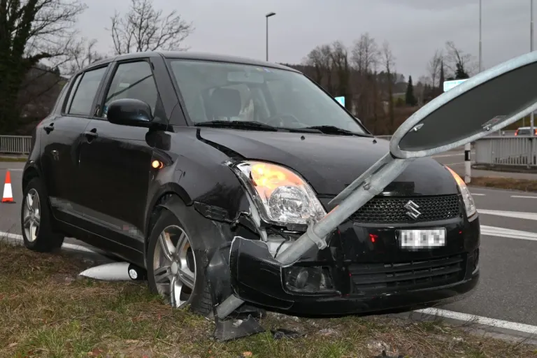 Lütisburg SG - Wegen unbekanntem Auto - Lenker baut Unfall