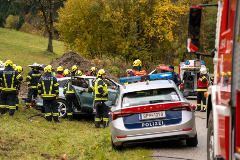 Kirchschlag OÖ – Auto landet bei Unfall im Straßengraben