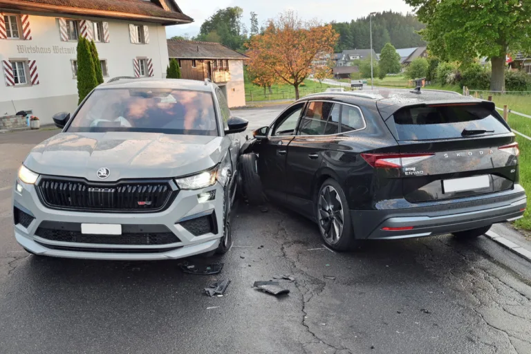 Schlierbach LU - Hoher Sachschaden nach Unfall zwischen zwei Autos