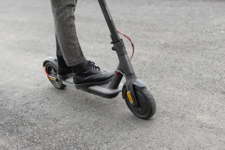 Graz – E-Scooter-Lenker flüchtet nach Unfall mit Fußgängerin