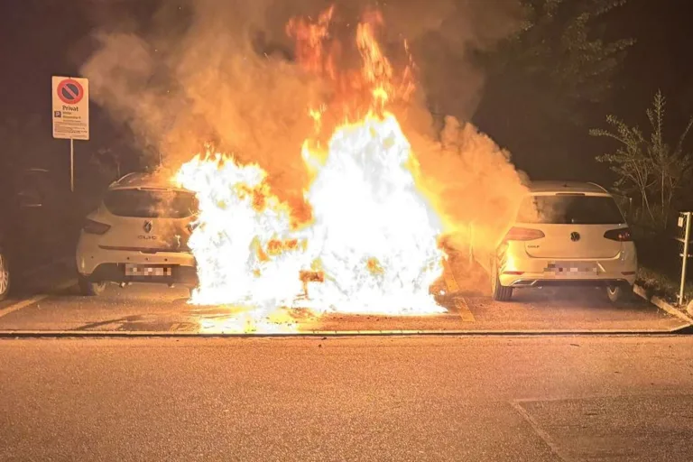 Füllinsdorf BL – Vier Autos in Brand geraten