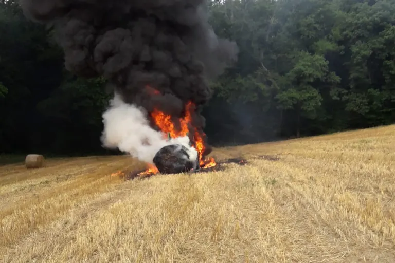 Sprockhövel NW – Traktor gerät in Brand nahe Waldstück