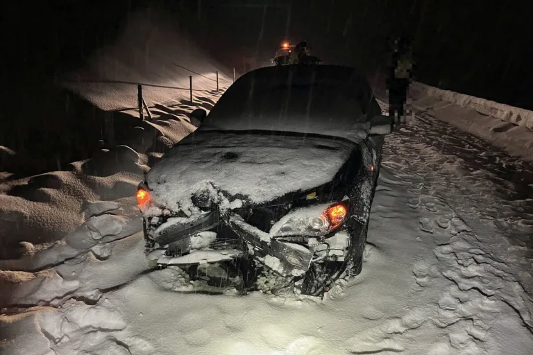 Linthal GL - Kontrolle über das Auto auf schneebedeckter Fahrbahn verloren 