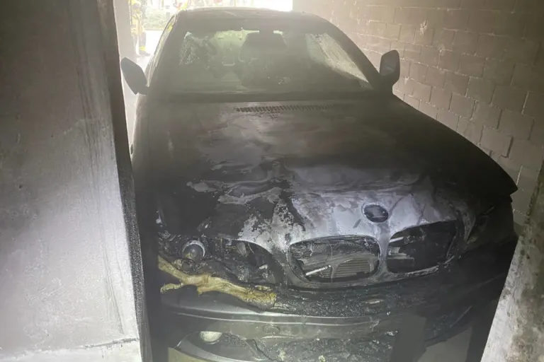 Stadt Zug – BMW bei Brand in Garagenbox komplett zerstört