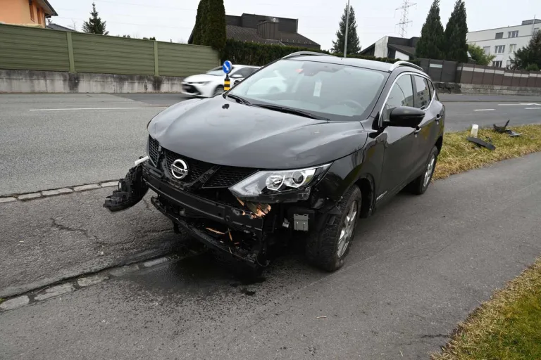 Haag SG – Fahrunfähig Zaun durchbrochen