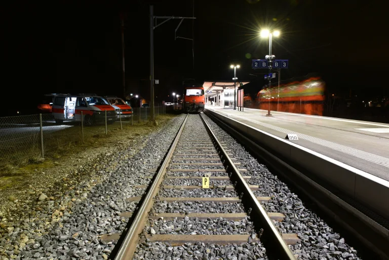 Wiesendangen ZH: 6 Verhaftungen nach Kollision eines Zuges mit Gegenständen auf Gleisen