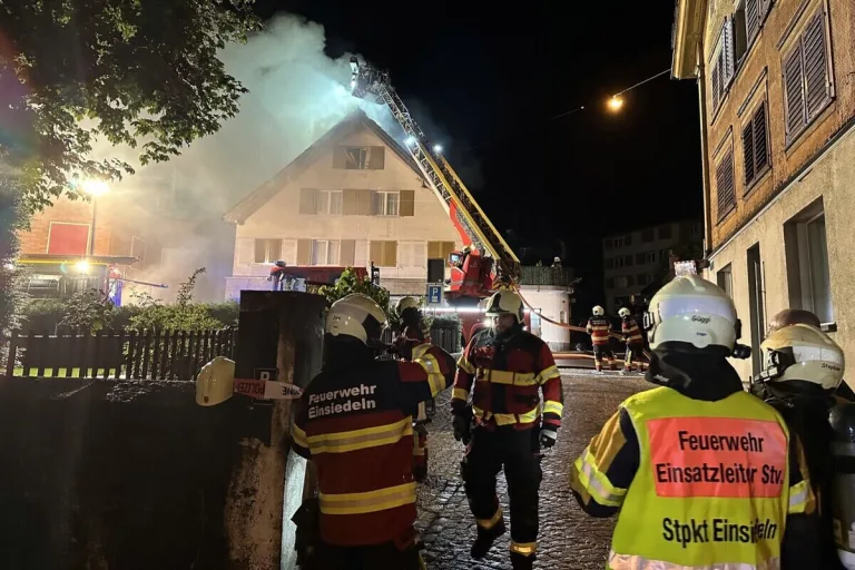 Einsiedeln SZ - Starke Rauchentwicklung bei Brand 