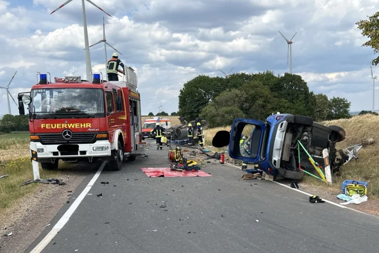 Heckhuscheid – Fünf Menschen nach Kreuzungsunfall schwer verletzt