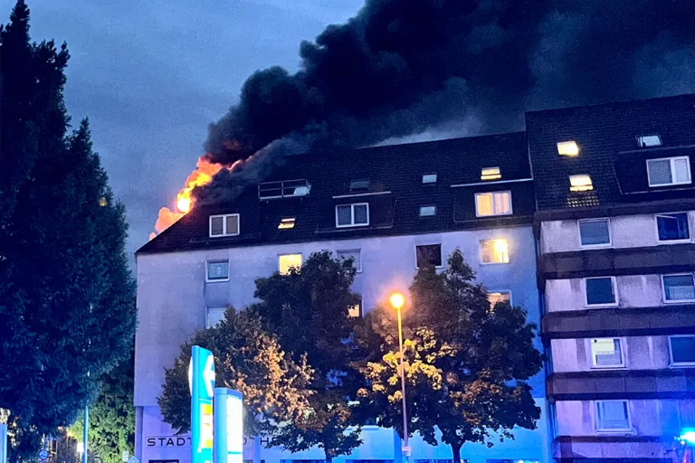 Massiver Feuerwehreinsatz in Essen NW – Ein Toter und Evakuierung des Gebäudes nach Dachstuhlbrand