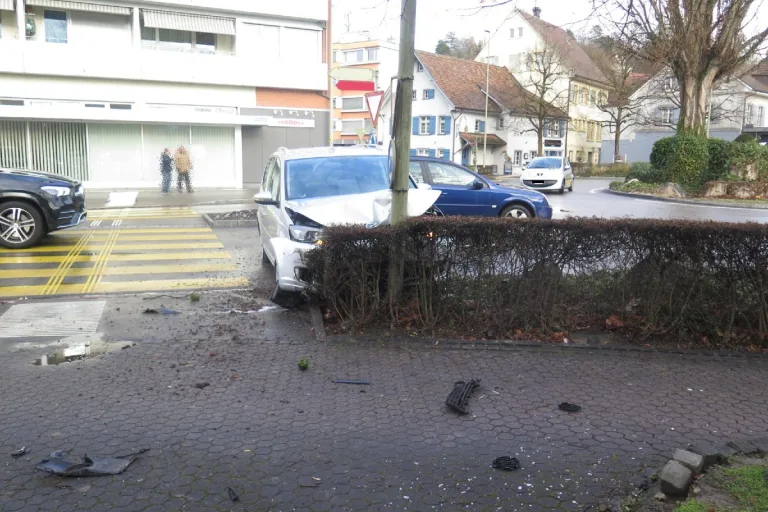 Bottmingen BL - Rollerfahrer übersehen und Brems- mit Gaspedal verwechselt!