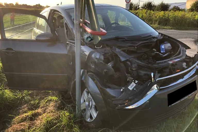 Minden - Auto mit vierköpfiger Familie prallt gegen Güterzug