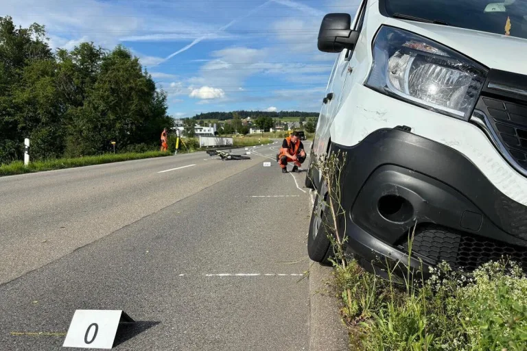 Gossau ZH - E-Biker bei Unfall mit Lieferwagen verletzt