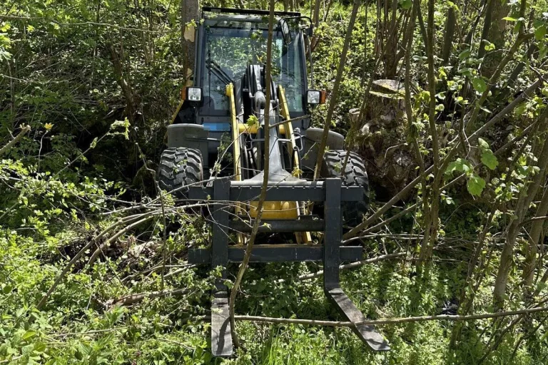 Wald AR - Radlader landet selbstständig im Bachbett