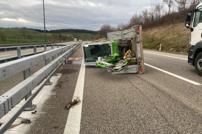 Effingen AG - Leichter Anhängerzug kam auf der A3 ins Schleudern