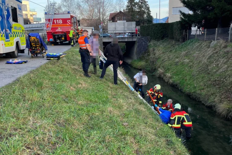 Unfall in Au SG - Mann stürzt wegen Hund in Bach und muss gerettet werden