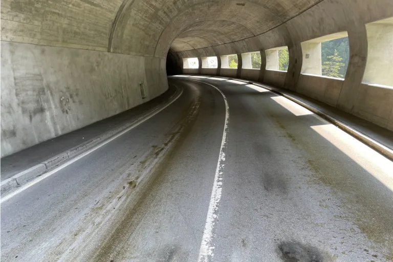 Disentis/Mustér GR – Drei Motorradlenker stürzen in Tunnel