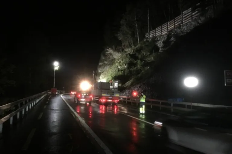 Sisikon UR -  Axenstrasse nach einem Steinschlag gesperrt